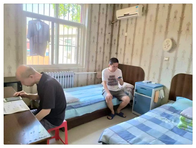 在院人员在整洁的居室内安静生活