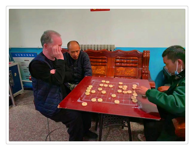 在院人员一起下益智象棋