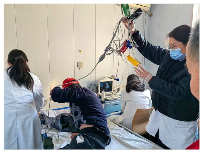 医务人员为在院人员进行身体检查