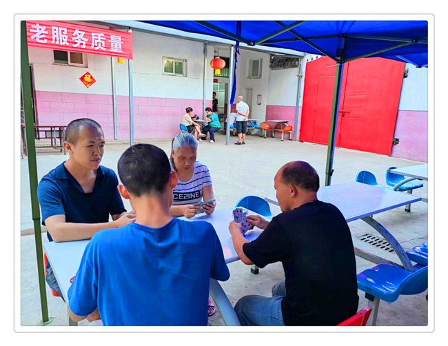 在院人员在院内庭院开展纸牌娱乐活动